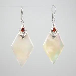 Sterling Silver and Seashell Dangle Earring J7ASS-088-0004