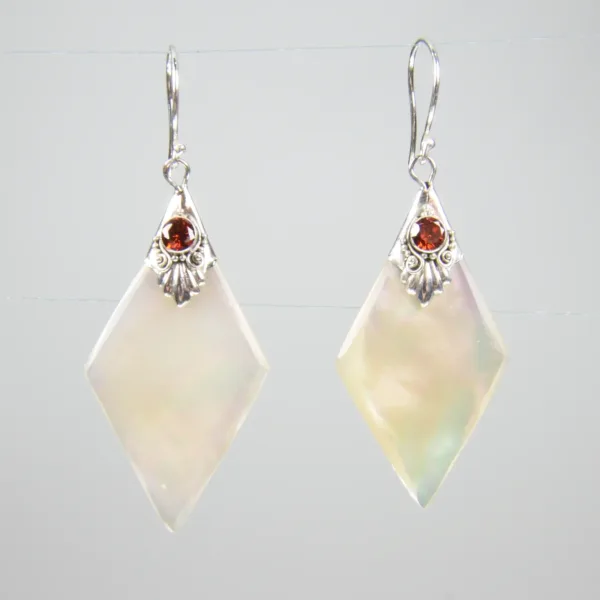 Sterling Silver and Seashell Dangle Earring J7ASS-088-0004